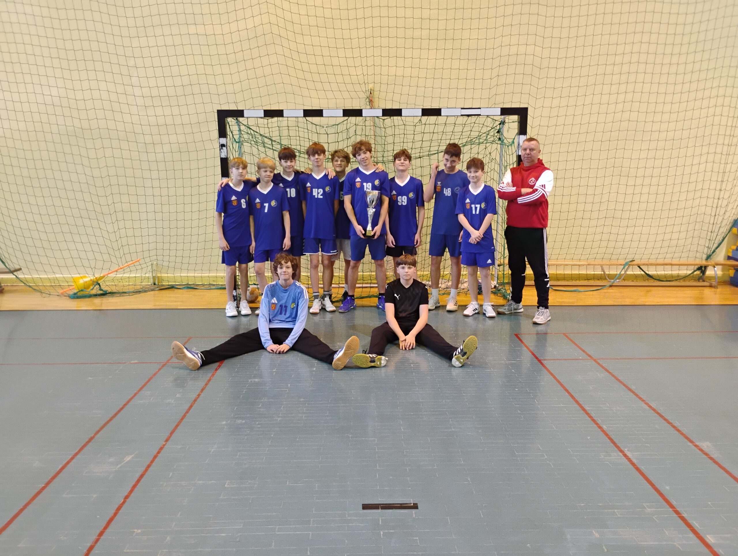 VIIa pierwsza w XXV mikołajkowym turnieju piłki ręcznej